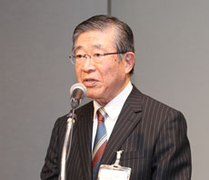 写真：岩橋槇夫選考委員長による選考経過報告